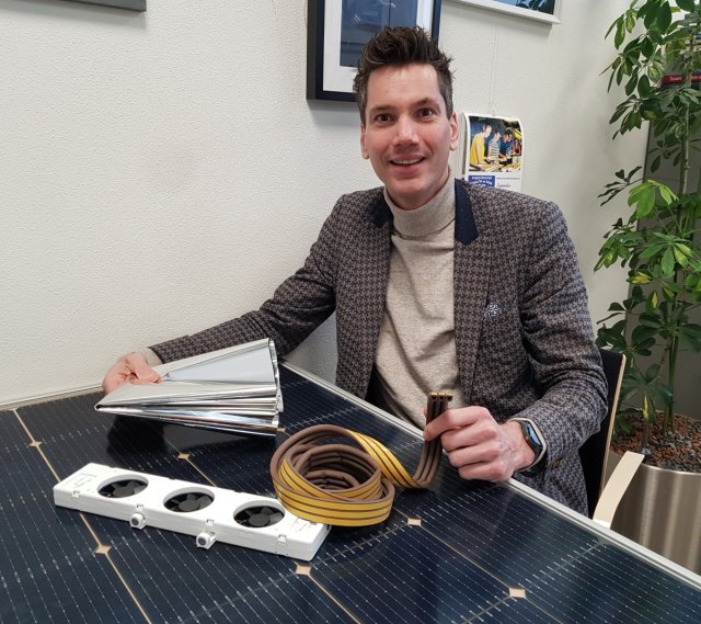Wethouder Van Agtmaal met kleine energiebesparende maatregelen zoals een tochtstrip